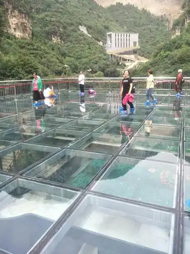 说是天空之城其实就是玻璃栈道,我走在上边心惊胆战不敢迈步.