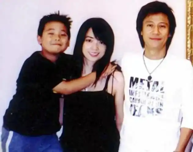 余佳恩:嫁歌手解晓东,丈夫低谷时不离不弃,如今丈夫成她的骄傲