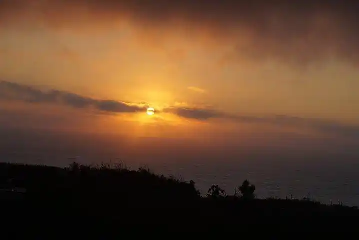 会爱上日落,也许日落让人彰显悲伤,只是因为美好的一天随着落日的余晖