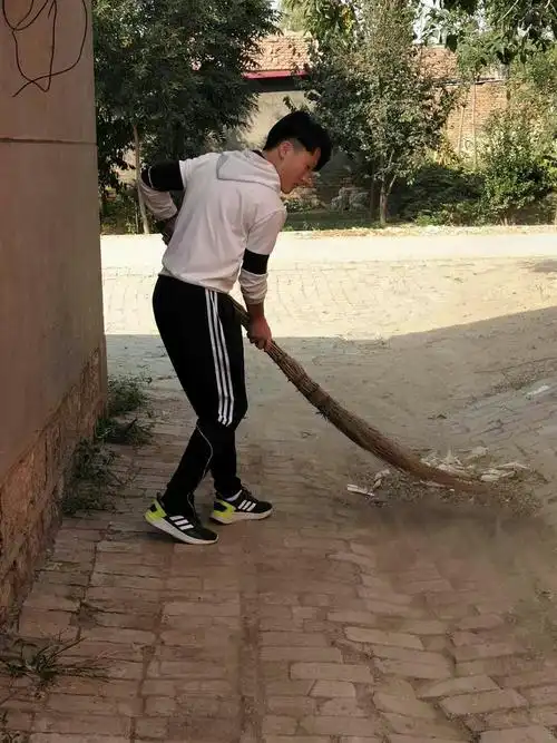 咋这么面熟,哟,又是周玮晔啊.还真是个多面手!加油↖(^ω^)↗