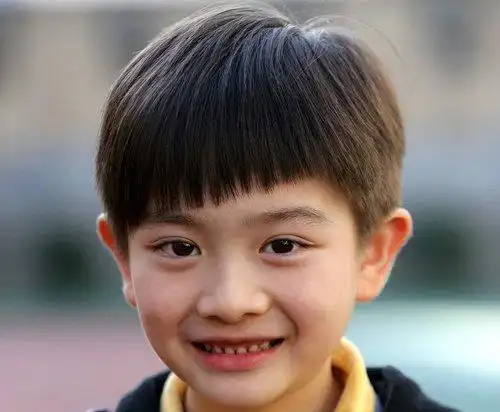 12岁男孩留什么发型看看长发吧 从呆萌短寸头到时尚短发留长最关键