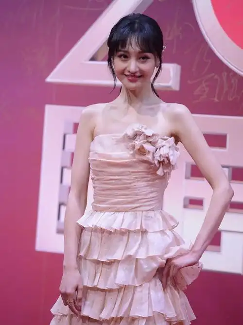 郑爽红毯生图,远镜头看到全身照,再也不羡慕不到90斤的人了