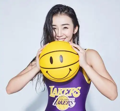 张曼源身着湖人球衣为詹皇打call湖人有几名女星球迷