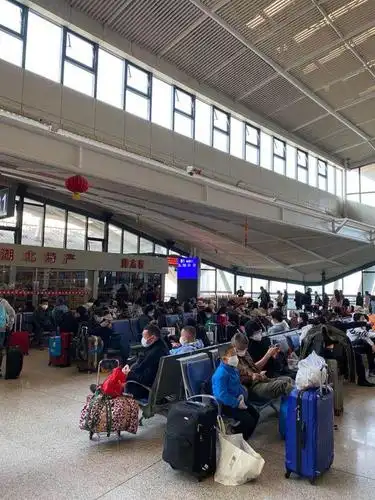 首趟离汉返京专列有人滞留76天后返京谋生有人在车上备考做题