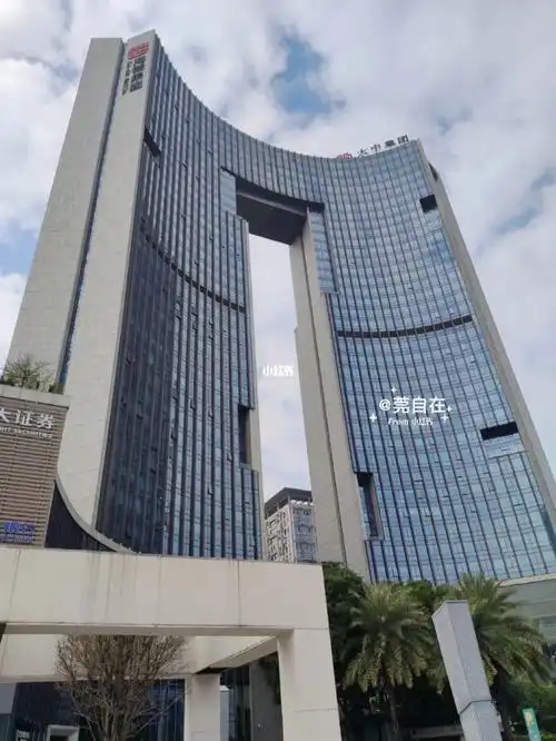 记录我的城市 #笔记灵感海德广场的建筑造型独特,由裙楼及两栋塔楼