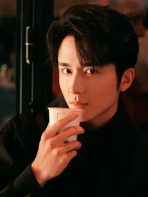 张新成巴黎时装周