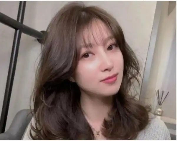 方脸卷发空气刘海发型图片