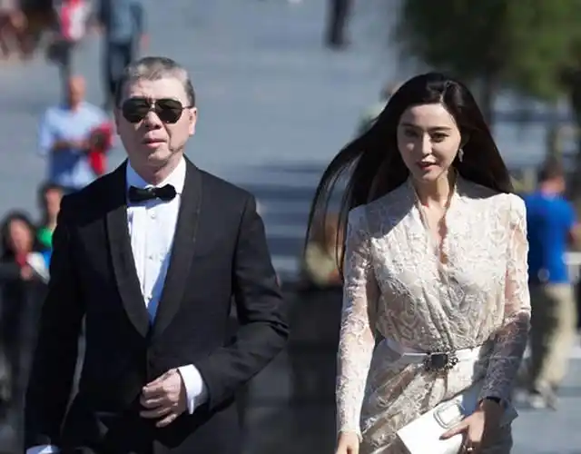 范冰冰穿蕾丝裙亮相 与冯小刚搭肩"范爷"风范足