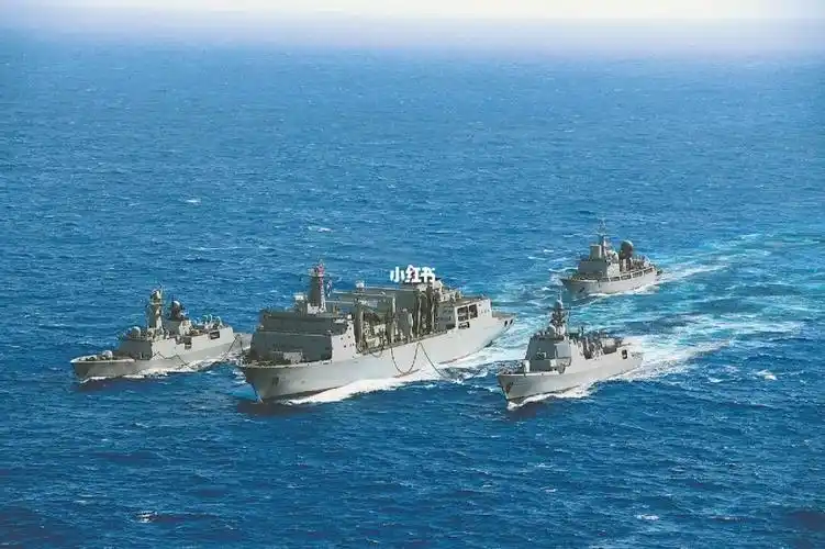 以战备训练状态进入西半球国际水域(居中的是967查干湖号综合补给舰