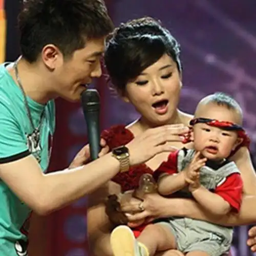 田源老婆赵楠个人资料田源的老婆赵楠不是圈内人,因此很少曝光,她的