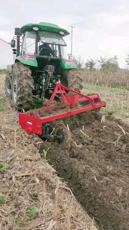 咱刚到的大犁头配大马力拖拉机,犁地深,离犁地宽,相当于十几个工人.