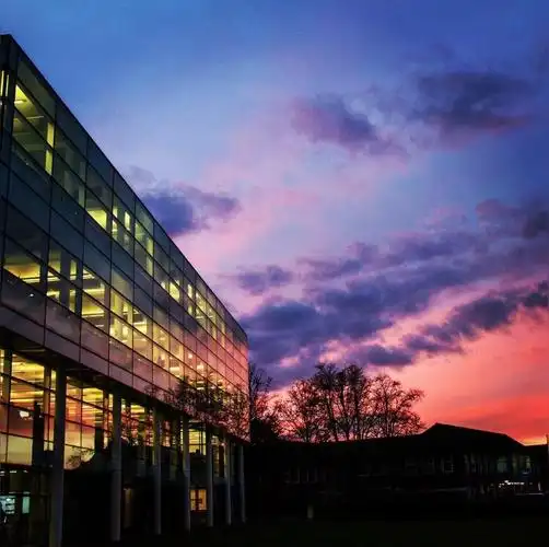 克兰菲尔德大学(全欧洲唯一拥有机场的大学))_石塘网