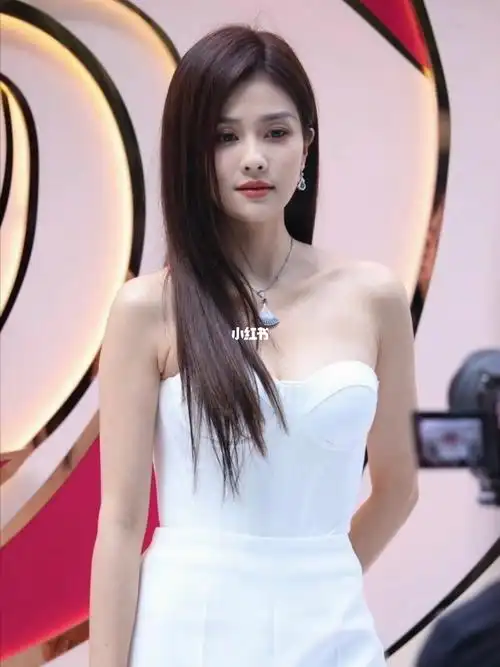 白鹿出席活动,一袭白色抹胸连体优雅知性,长发飘飘太仙了 #白鹿