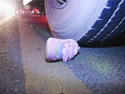 车轮下留着女童的鞋子. 吴胜 摄