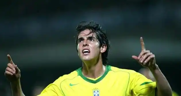 双手指天是你的信仰,像孩子一样的笑容始终如一----卡卡-语录网