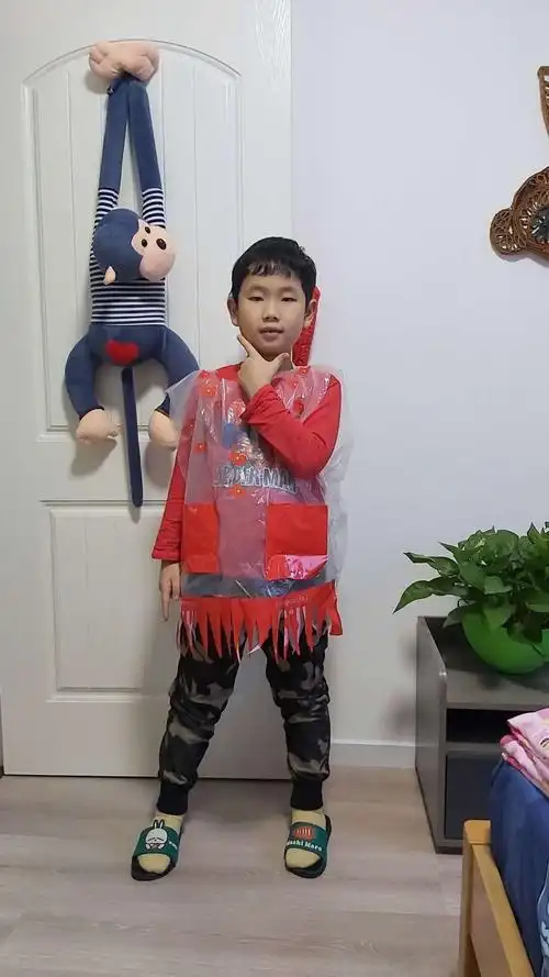 哇,废旧垃圾袋制作的连衣裙,五彩缤纷,真漂亮!