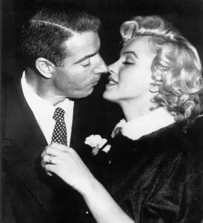 因爱而生也因爱而死,性感尤物玛丽莲梦露为何能倾倒众生?