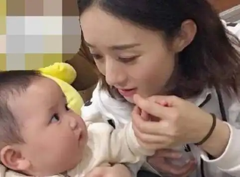 赵丽颖素颜和孩子合照,意外暴露"宝藏"秘诀,网友:皮肤有救了_网易订阅