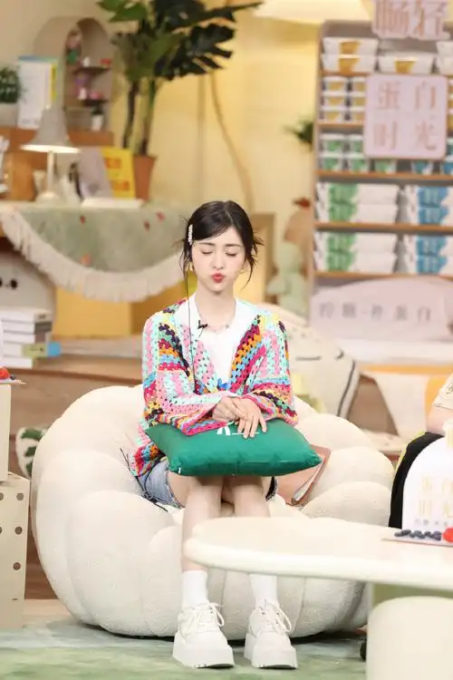 沈月超话新的旅行新的可能04今天中午12:00,和学姐@沈月一起看@怦然