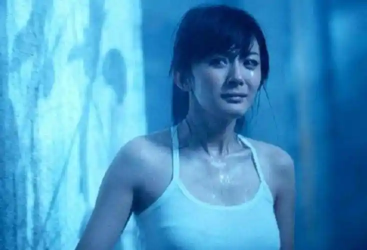 杨幂穿抹身材裙走红毯,扭扭捏捏用手捂住身材口,网友:敢穿还怕这?