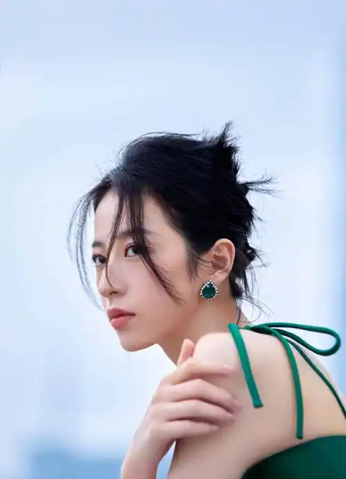 气质美女明星壁纸-周雨彤《爱情而已》