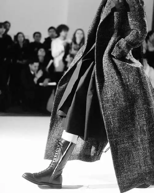 山本耀司原来在服装中讲述了这么多的故事黑白夹杂着的红激起无数波澜