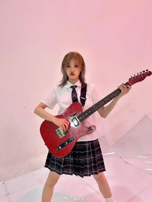 宋雨琦红吉他 短发造型好适合我们宋雨琦啊~ 好元气好可爱!