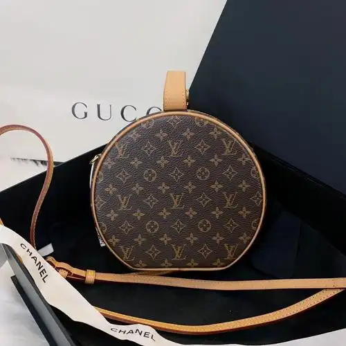 lv老花秀款硬圆饼包