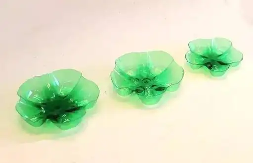 嫌麻烦的话,可以把一个个瓶底当作小的首饰盒用化妆品收纳▼根据需要