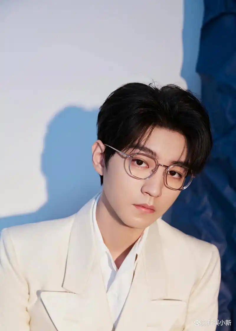 王俊凯白色西装眼镜造型,斯文温柔的霸总眼神鲨