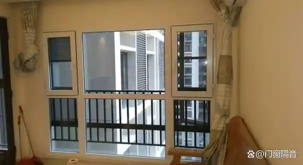 双层玻璃是一种由两个玻璃片组成的玻璃隔板结构,中间通过密封的空气