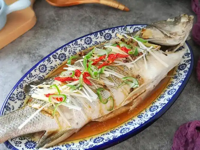 爱吃鱼的有福了,这才是清蒸鱼的正确做法,肉质鲜嫩无腥味