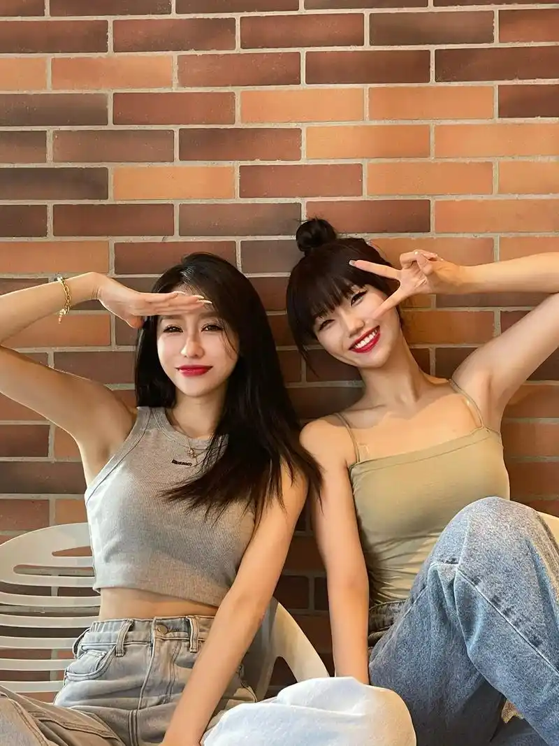 你在身边做个伴 笑容温柔灿烂～#分享照片 #合照 #姐妹 @ - 抖音