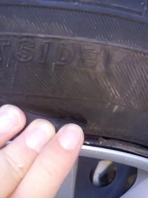 轮胎帘线,轮胎蹭到马路牙子了,请看图片,新飞度优科豪马的轮胎,跑了1.