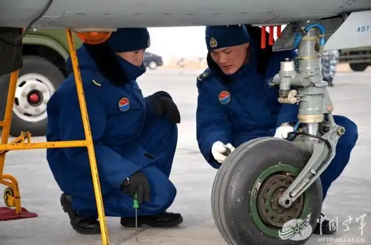 看解放军空军地勤人员如何维护歼-7战机