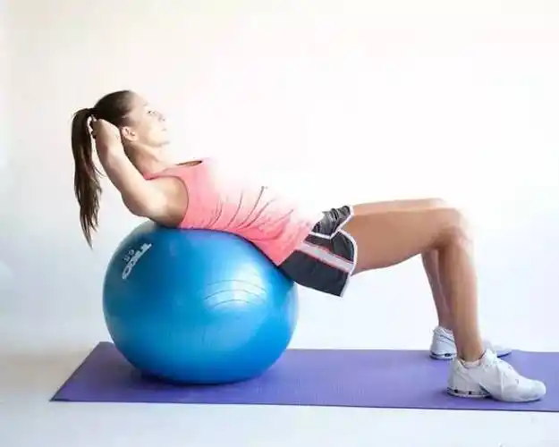 健身球上卷腹