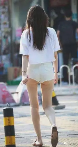 原创搞笑gif段子妹子你身子骨锻炼的不错啊把窗撞碎竟然还没事