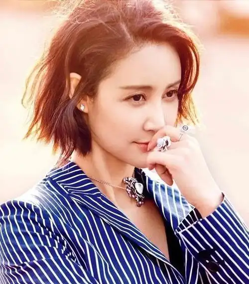 张歆艺刚出月子就晒瑜伽照一旁家人的动作亮了