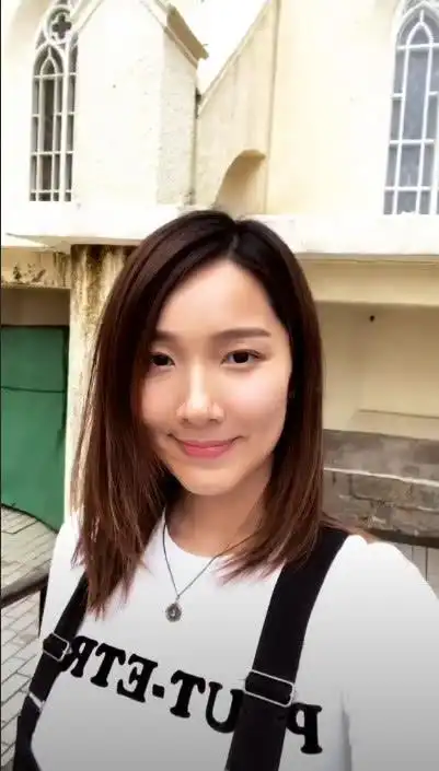 李亚男挺大肚做头发素颜出镜皮肤如此光滑网友不像孕妇