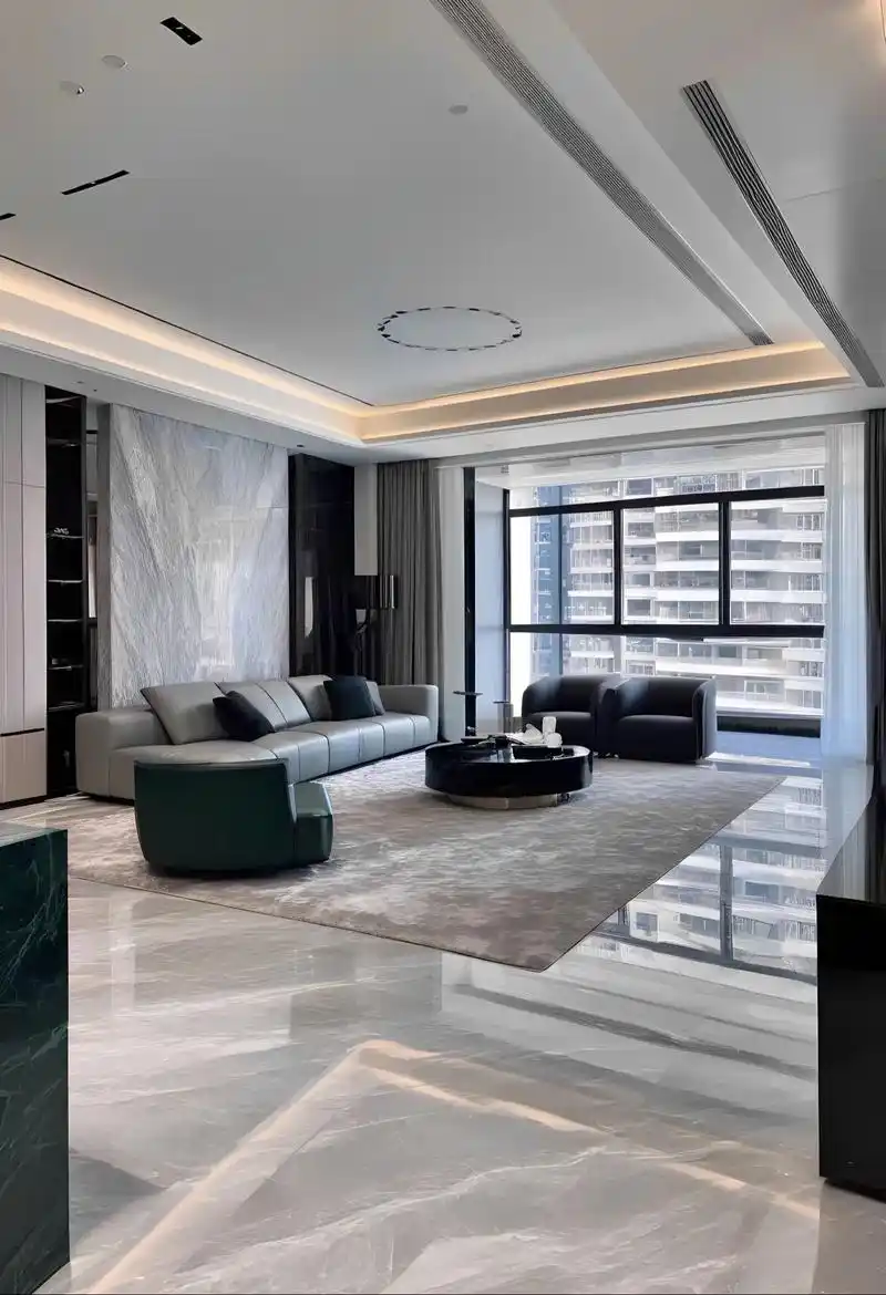 意式轻奢风装修来啦!亮面大理石地砖通铺,高级感满满,并且真的