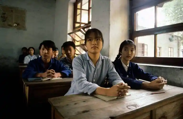 都是双手合拢放在书本上,不知道今日的她们能否再见到自己学生时代的