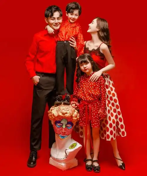 2022韩版四口一家时尚新款亲子装全家福拍照影楼套装