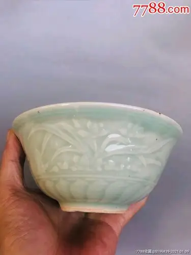 罕见清代豆青釉兰花纹大碗