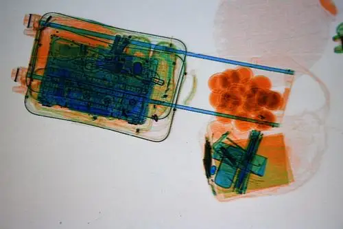 x光安检机下的春运行囊万千物品原形毕露