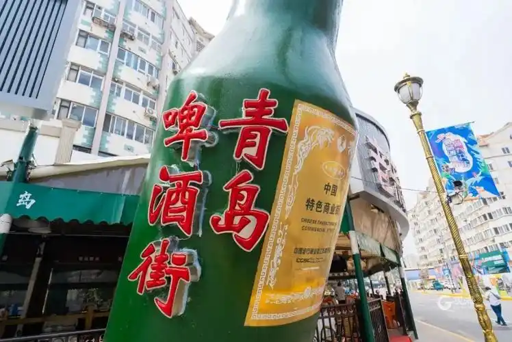 街,啤酒文化元素随处可见,从路灯导视牌到古力井盖,都在诉说着青岛