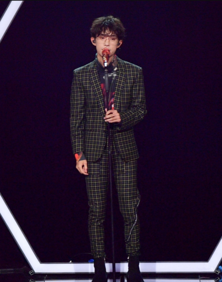 易烊千玺开场表演,金丝眼镜温柔俊逸,黑色格子西服沉稳迷人!_西装