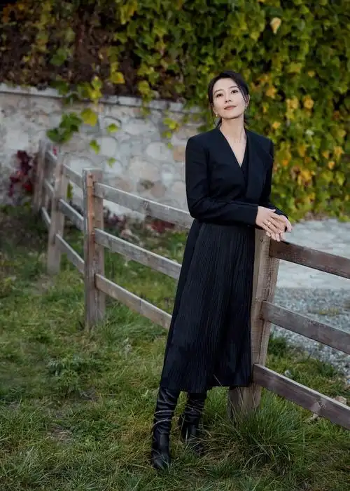 42岁的高圆圆这个长筒靴造型赞爆了