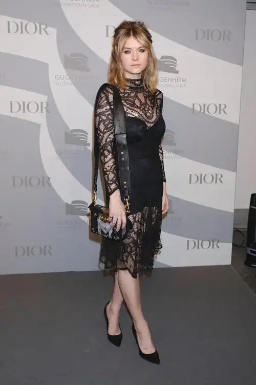 女星莎拉·琼斯现身纽约时尚站台,她有着优雅的气质_网易订阅