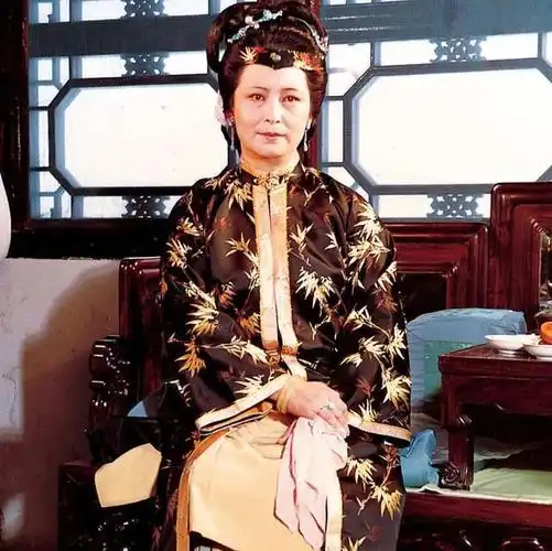 87版红楼梦王夫人庆生88岁仍肤白貌美与孙子五官神相似