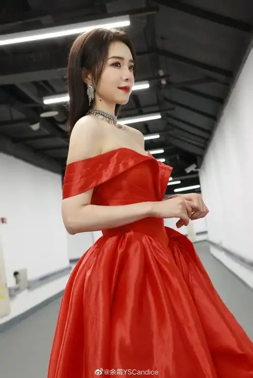 余霜晒出十周年返图高雅红色礼服凸显身材